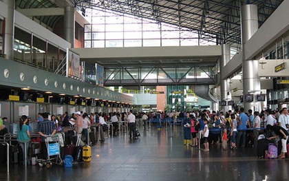 Mở cửa khu băng chuyền trả hành lý sân bay để đón người nhà