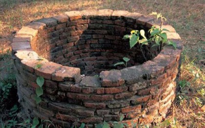 Bé gái 18 ngày tuổi bị ném xuống giếng sâu