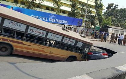 Hố tử thần nuốt chửng xe bus