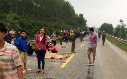 Hà Tĩnh: Va chạm với xe tải, 2 mẹ con tử vong, 2 học sinh bị thương nặng
