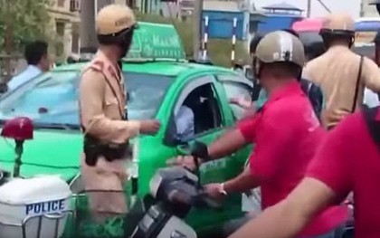 Bị kiểm tra, tài xế taxi giấu dao trong tờ báo bất ngờ đâm công an