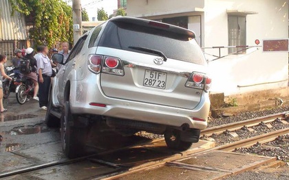 Sụp bánh ngay đường ray, ô tô 7 chỗ buộc tàu hỏa thắng khẩn