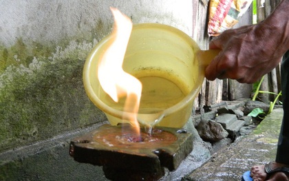 Giếng khoan có dòng khí lạ, khi đổ nước càng phực lửa