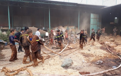 60 cảnh sát chữa cháy căng mình dập lửa cơ sở sản xuất nhang ở Gia Lai