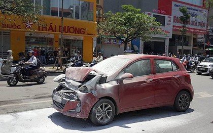 Xe hơi bốc cháy ngùn ngụt sau va chạm trên phố Hà Nội