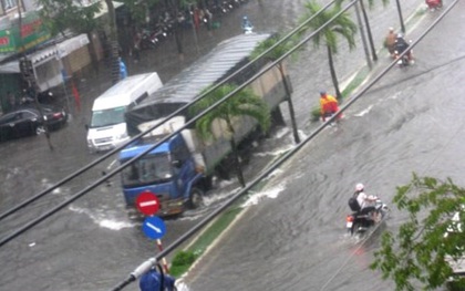 Mưa lớn biến đường phố Cần Thơ thành sông