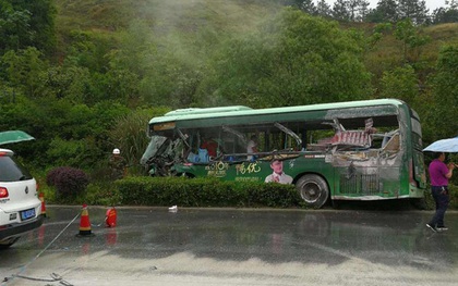 Xe bus đấu đầu xe tải, 12 người chết thảm