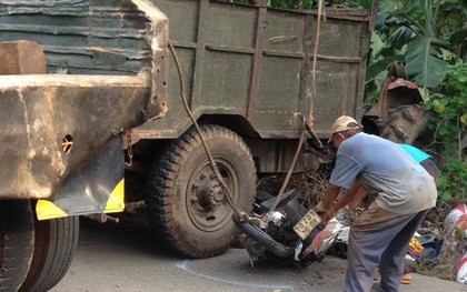 Xe máy cày nghiêng, hàng chục bao phân bón đổ xuống đè chết 2 mẹ con đi đường