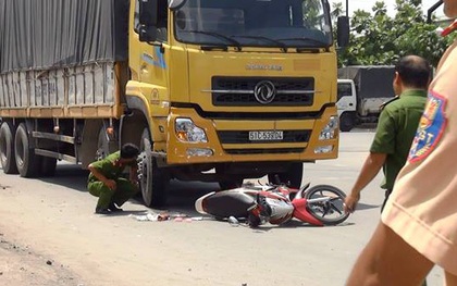 Đôi vợ chồng bị xe tải cuốn vào gầm, kéo lê 20m ở Sài Gòn