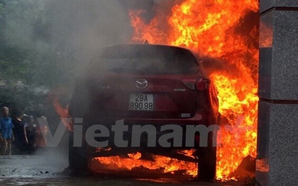 Phú Thọ: Đỗ cạnh đống rác vừa đốt, xe ôtô Mazda CX5 bị cháy rụi