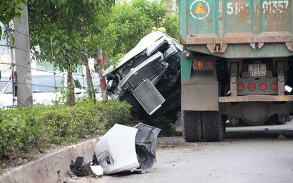 5 người gào thét trong ôtô bị xe ben hất văng ở Sài Gòn