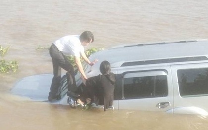 Ô tô tông chết nhân viên bến phà rồi lao xuống sông