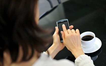 Mẹ không hề biết cậu con trai đi cùng bị lạc vì mải xem điện thoại