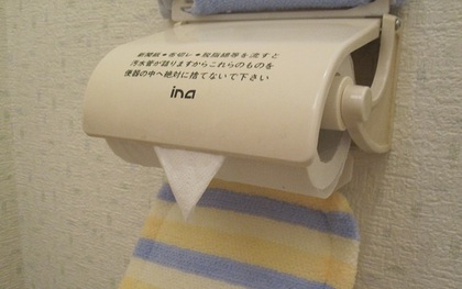 Nhà vệ sinh công cộng bên Nhật thường có cuộn giấy gấp lại như thế này, bạn hiểu ý nghĩa của nó không?