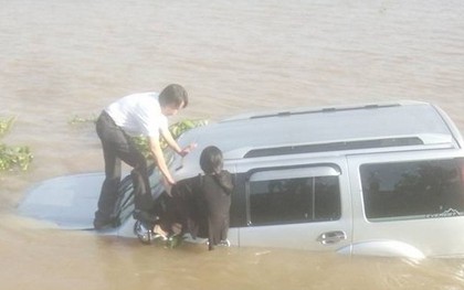 Vụ nhân viên bến phà bị ôtô tông chết: Tài xế không quen xe số tự động