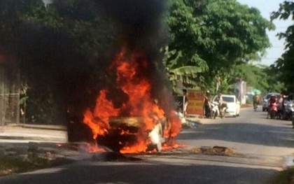 Taxi cháy dữ dội, nữ tài xế cùng 4 hành khách thoát nạn