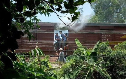 Tàu TN2 chở khách đang chạy bốc cháy ngùn ngụt