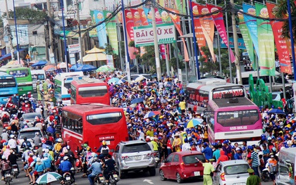 Giao thông kẹt cứng trước Khu Du lịch Suối Tiên