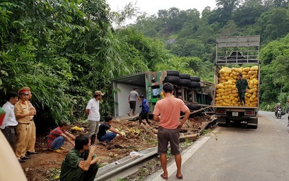 Thót tim với xe tải lơ lửng trên miệng vực đèo Bảo Lộc