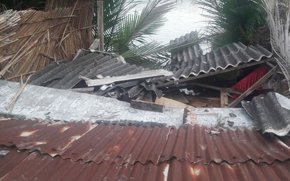 Thức giấc vì tiếng động lạ, ngỡ ngàng nhìn nhà trôi xuống sông