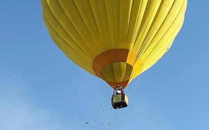 Ra mắt sách trên khinh khí cầu: Rải tiền gây tranh cãi