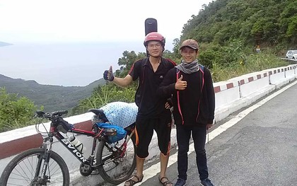Đỗ đại học, chàng sinh viên đạp xe 1.000km "báo" với người bố đã mất