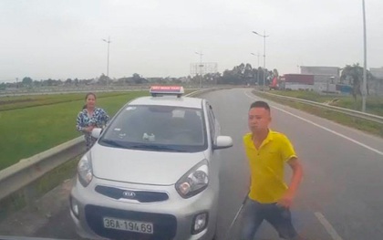 Thanh Hoá: Chạy ngược chiều bị chặn, tài xế taxi rút tuýp sắt đòi xử