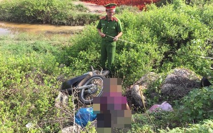 Người đàn ông chết bên lề đường cạnh chiếc xe máy