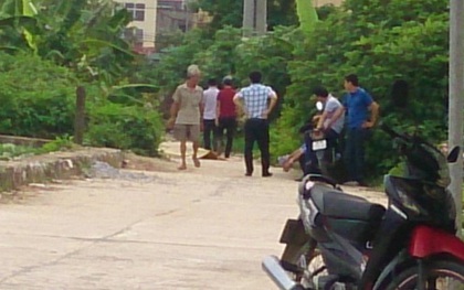 Hà Nội: Nam thanh niên chết bất thường bên vệ đường