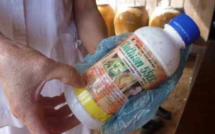 Bé trai 11 tuổi bỏ thuốc trừ sâu vào bình nước nhà cậu ruột để "trả đũa"