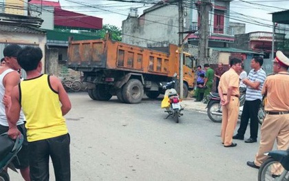 Hải Dương: Bé 18 tháng tuổi chơi trên vỉa hè bị xe tải cán tử vong