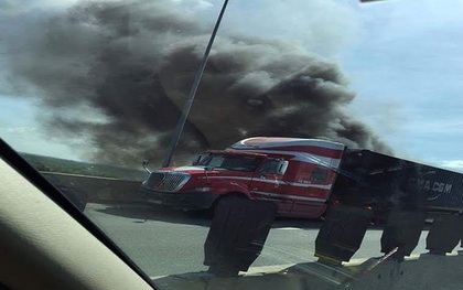Xe container bốc cháy ngùn ngụt trên cao tốc Long Thành- Dầu Giây
