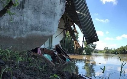 Ảnh: Cảnh tan hoang sau sạt lở kinh hoàng, 5 ngôi nhà bị kéo tụt xuống sông