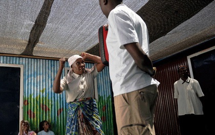 Phụ nữ cao tuổi Kenya luyện võ để phòng, chống cưỡng bức