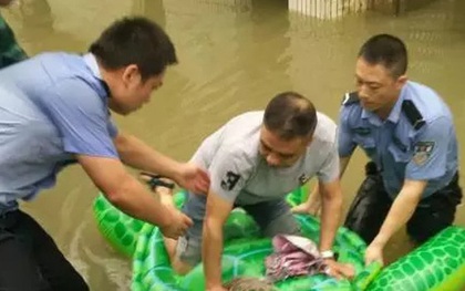 Trung Quốc: Cảnh sát dùng phao đồ chơi cứu dân thoát lũ