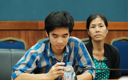 Mẹ chàng trai mang dị dạng mạch máu hiếm gặp: “Tôi gần như ngã quỵ khi nghe con sẽ nằm liệt giường suốt đời"