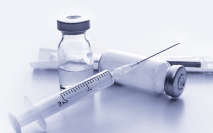 Y tá đến nhà điều trị, một bệnh nhân sốt co giật bị tử vong