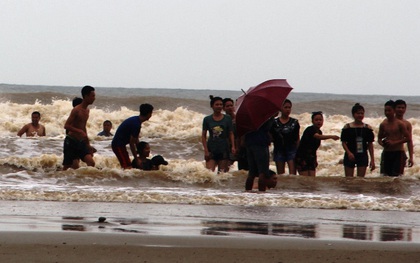 Bão số 2 áp sát, du khách Sầm Sơn vẫn vui đùa với sóng