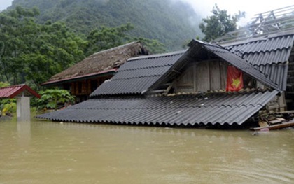 Yên Bái: Mưa lũ ngập đến tận nóc nhà