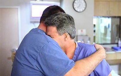 Ông bố ôm chặt bác sĩ và khóc: Bức ảnh gây sốt và câu chuyện cảm động phía sau
