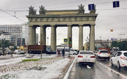 "Tuyết" rơi giữa mùa hè ở St.Petersburg