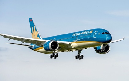 Tàu bay bị chiếu ánh sáng xanh vào khoang lái tại Nội Bài