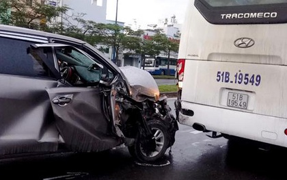 Đâm đuôi xe khách, ô tô 4 chỗ nát bươm trên đại lộ ở Sài Gòn