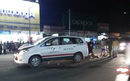 Taxi kéo lê xe đạp điện và người hơn 30m, nữ công nhân chết thảm