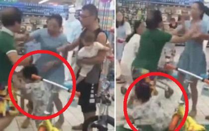 Đánh nhau với bạn, bé trai bị phụ huynh của bạn tát thẳng vào mặt