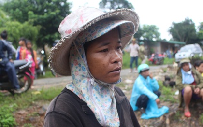 Nổ bom thảm khốc ở Khánh Hòa: Nước mắt hòa nước mưa đưa tiễn