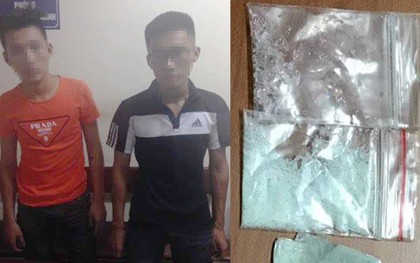 Hà Nội: 2 nam thanh niên vừa chạy vừa ném ma túy xuống đường