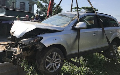 Cẩu xe Audi tiền tỷ từ ruộng rau muống lên sau tai nạn