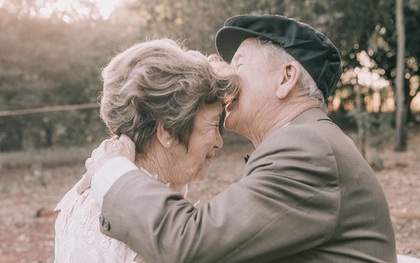 Điều ngọt ngào của ông bà cụ sau 60 năm kết hôn chưa từng có cơ hội chụp ảnh cưới