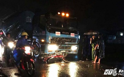 Chạy xe máy trong mưa lớn, nam thanh niên bị xe tải tông chết